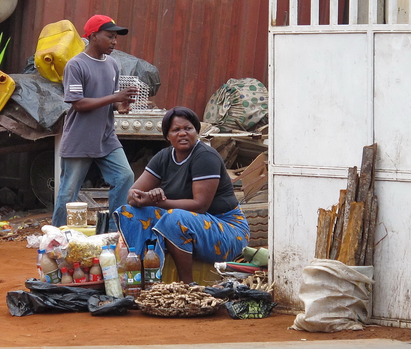 Vendedora en el centro de Luanda