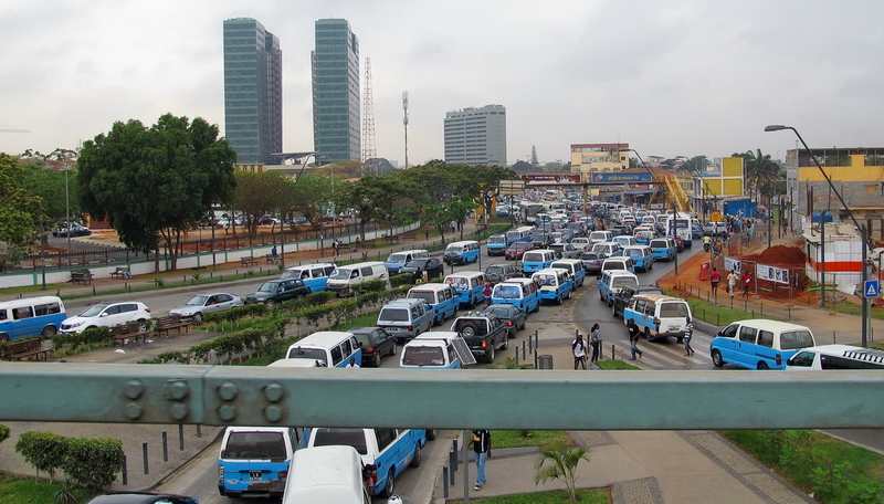 Atascos y más atascos en el centro de Luanda