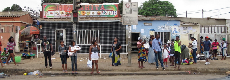 Esperando en la acera