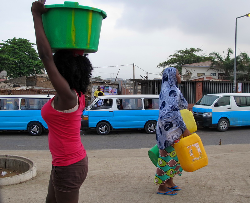 Transportando agua por el centro de Luanda