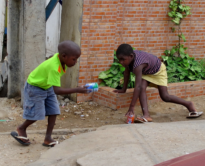 Niños jugando con unas latas