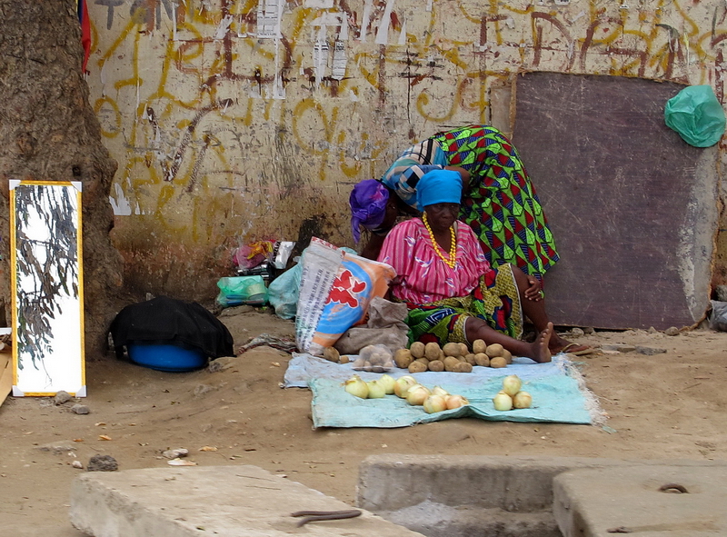 Vendidendo patatas en las calles de Luanda