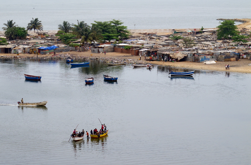 Cruzando al barrio de chabolas de la Ilha de Luanda