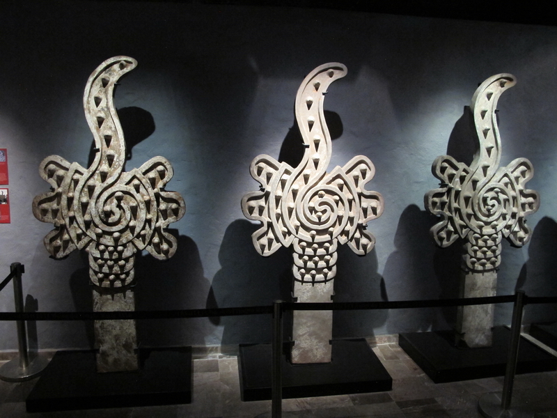 Almenas monumentales de cerámica representando caracoles partidos que remataban los adoratorios de los templos mexicas.