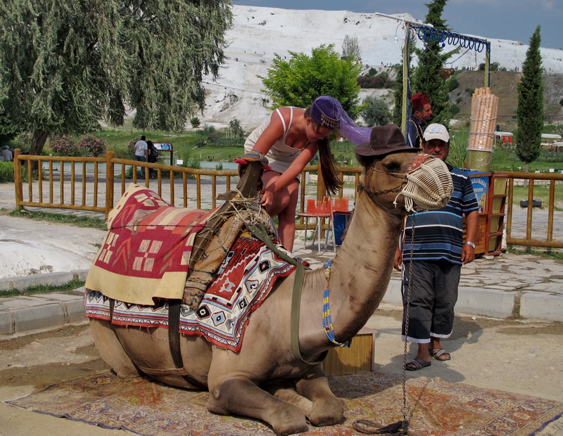 Turistas y camello en Pamukkale