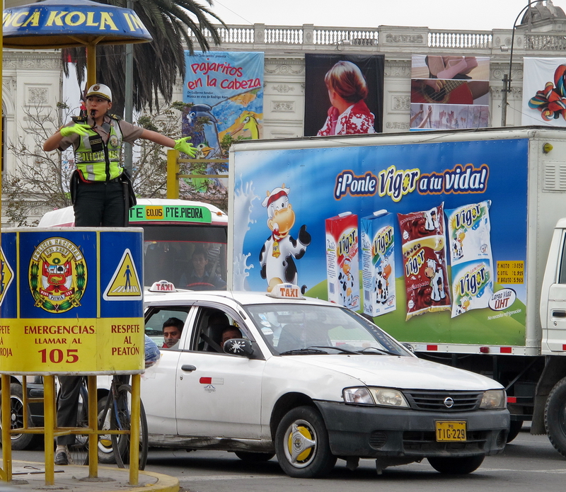 Intentando dirigir el caótico tráfico del centro de Lima