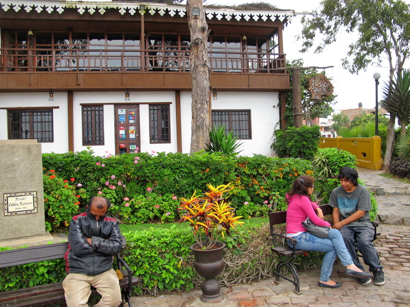 Pareja de enamorados y señor durmiendo en Barranco