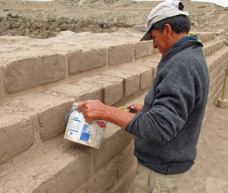 Trabajando a mano contra la erosión y el paso del tiempo