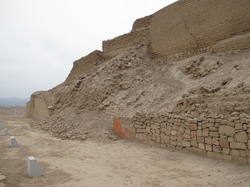 Muros derrumbados en el Templo del Sol