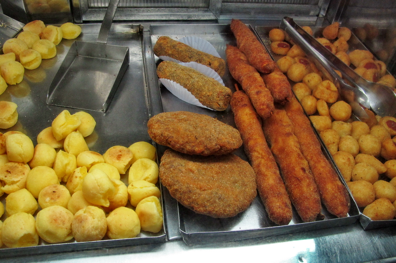 Salchichas suizas, schnitzel y pan de queixo