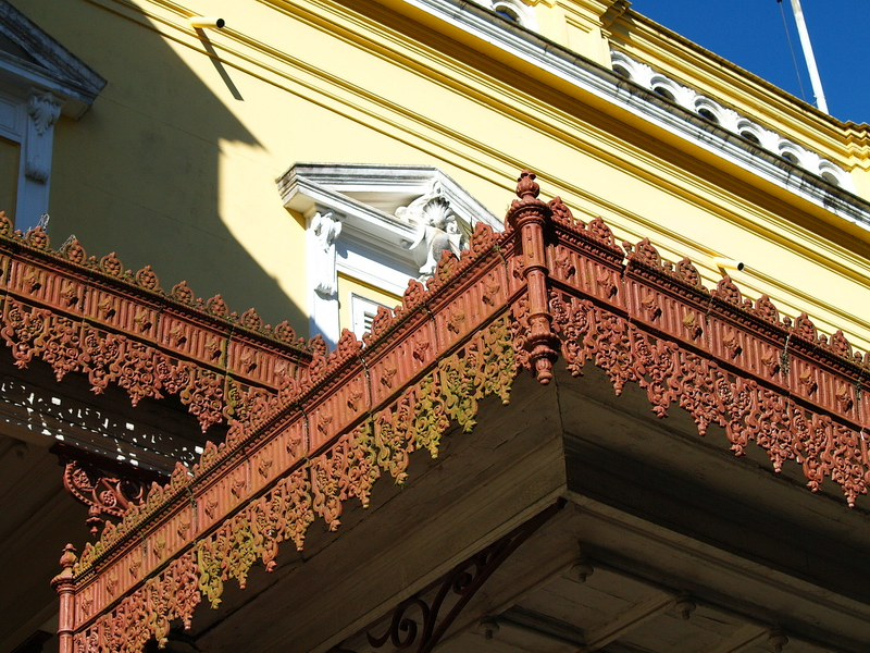 Detalle decorativo de un techado forjado del Palacio de Río Negro