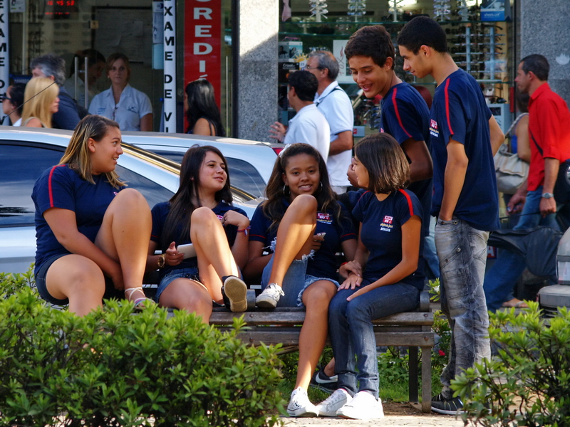 Jóvenes de Petrópolis con su cómodo uniforme del colegio