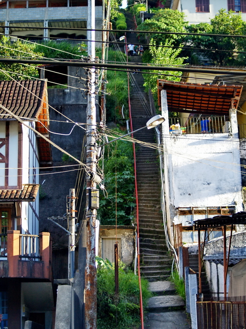 Escalinata trepando por las laderas que rodean Petrópolis