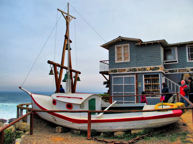 Lancha y campanil de Isla Negra