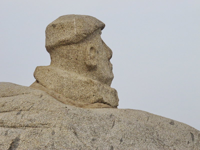 Busto de Pablo Neruda sobre una roca de Isla Negra