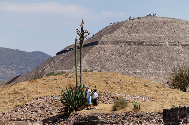 Teotihuacán. A los pies de la Pirámide del Sol.