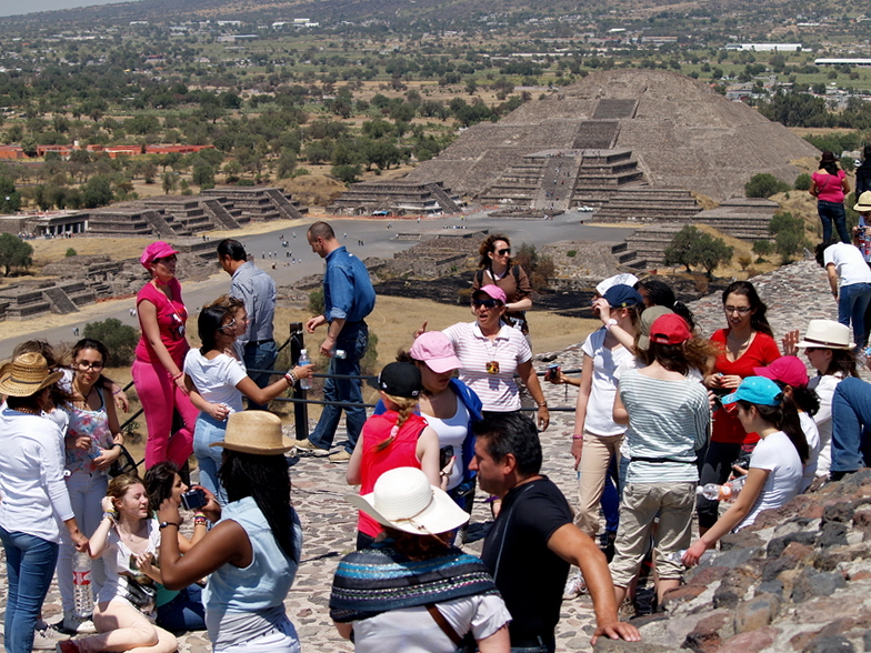 En lo alto de la Pirámide del Sol