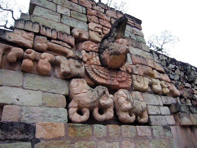 Escultura de guacamayo en Copán