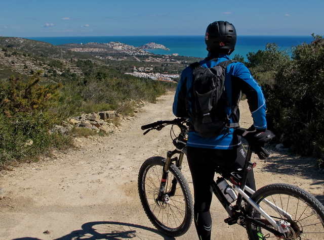 En bicicleta por la Sierra de Irta con Peñíscola al fondo