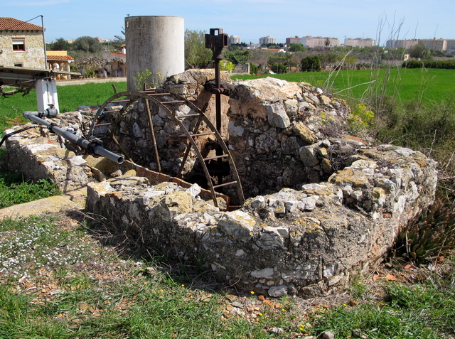 Viejo pozo en la huerta de Peñíscola