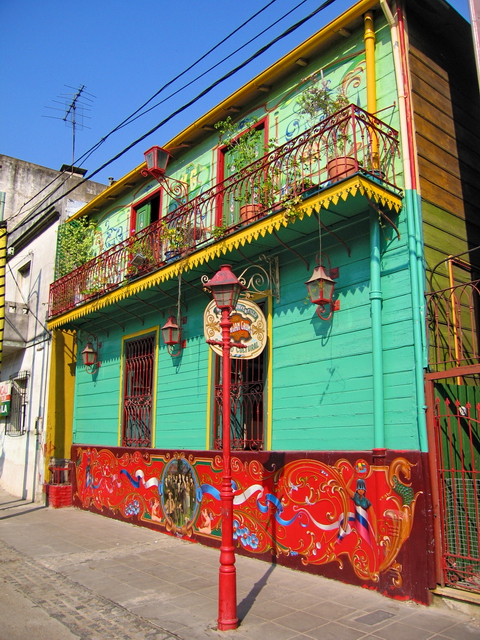 Vieja casa de madera en La Boca junto a la vía del tren