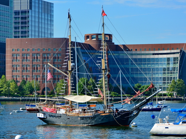 Velero en el puerto de Boston