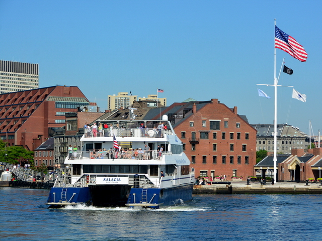 Catamarán saliendo del puerto de Boston