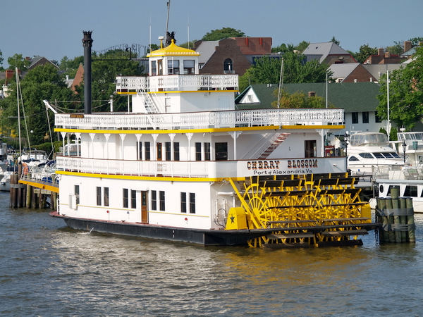 Viejo barco de vapor en el río Potomac a su paso por Alexandria