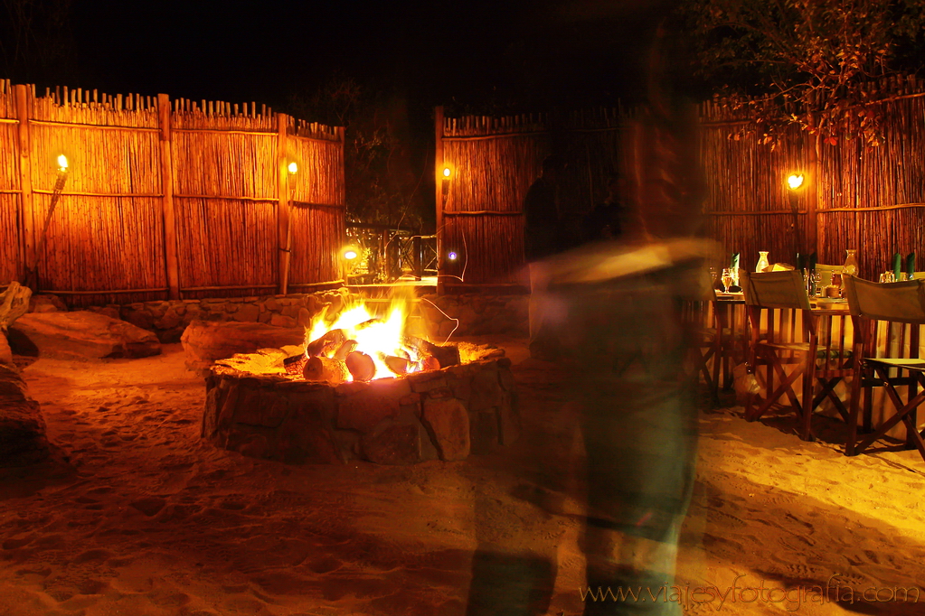 Preparando la cena alrededor del boma