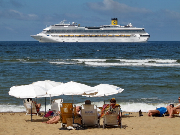 Crucero frente a Playa Mansa