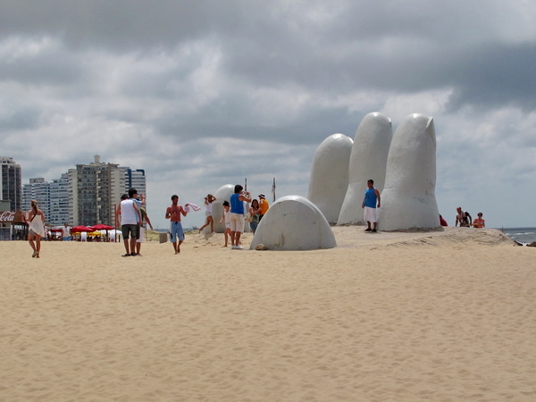Los Dedos, La Mano, Monumento al ahogado u Hombre emergiendo a la vida en Playa Brava