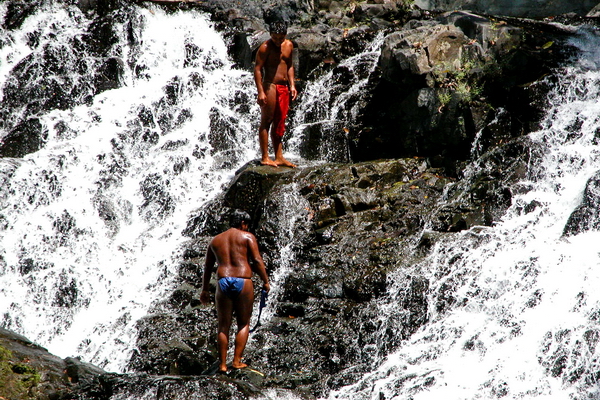 En la cascada con los Embera