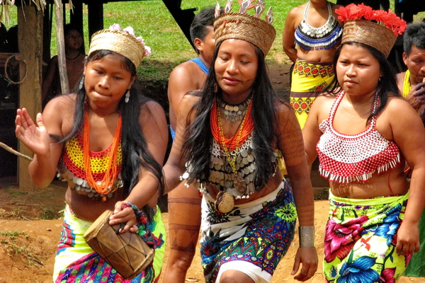 Danza de las mujeres Embera Drua