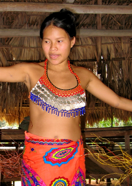 Mujer Embera mostrando su artesanía