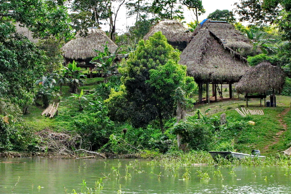 Chozas Embera a la orilla del río