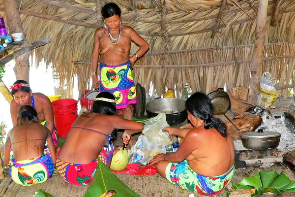 Mujeres Embera preparando la comida