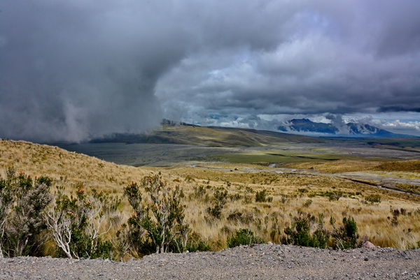 Las nubes se ciernen sobre el Cotopaxi