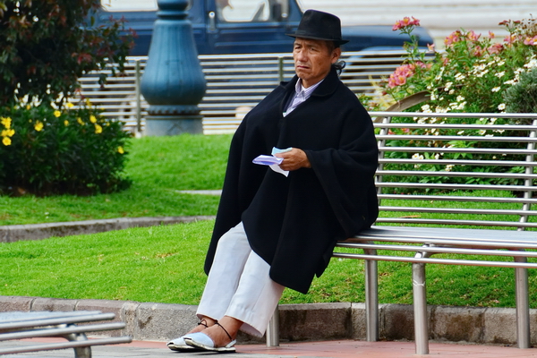 Hombre quechua en Otavalo vestido a la manera tradicional