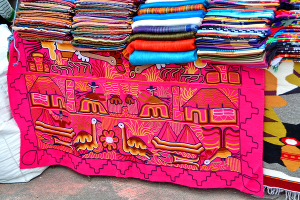 Telas en el Mercado de Artesanías de Otavalo 1