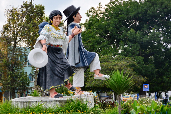 Escultura de danzantes en Otavalo