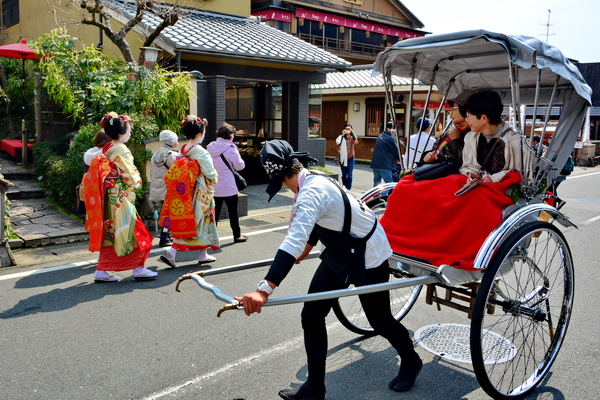 Maikos y rickshaw en Arashiyama