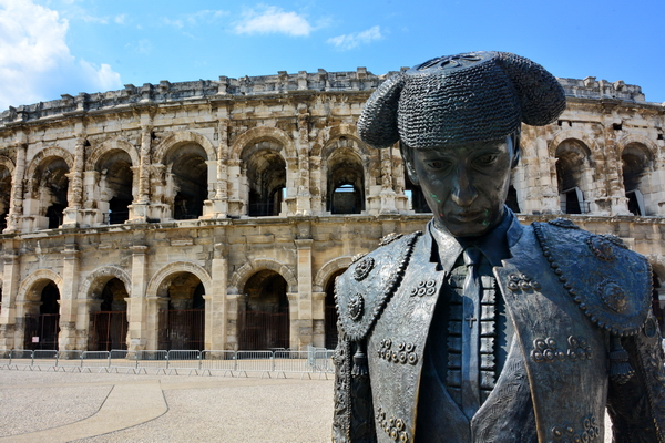 Escultura de un torero frente a Les Arenes de Nimes, el anfiteatro romano.
