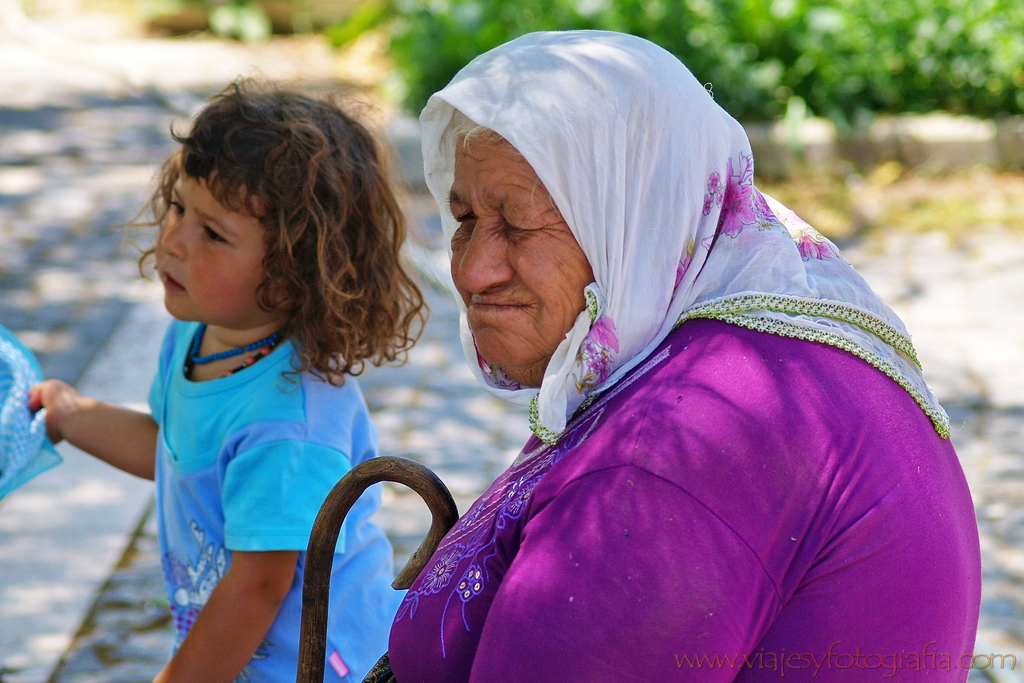 Abuela y nieta a la sombra de un árbol en Ilhara, Capadocia 