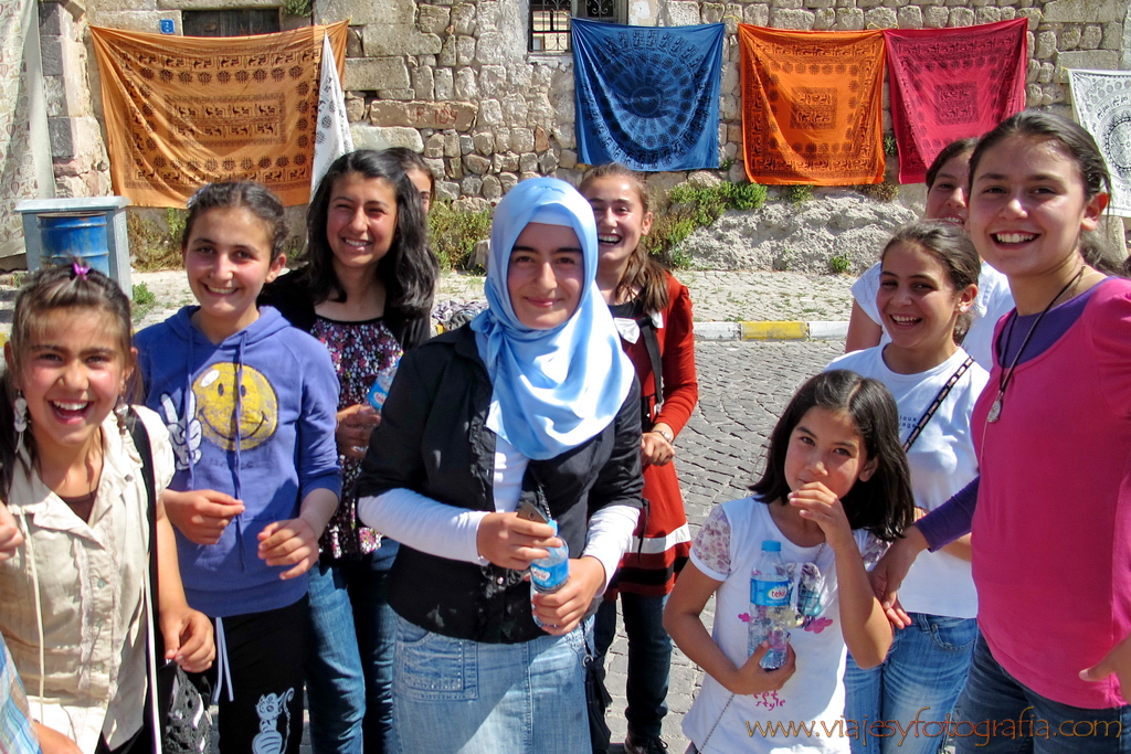 Chicas en Uchisar Capadocia viajesyfotografia 4570