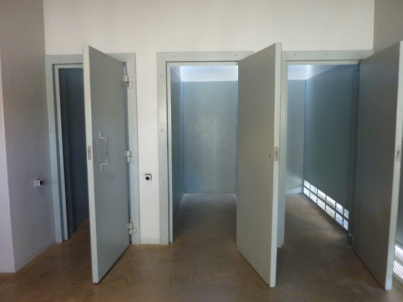 Celdas para prisioneros en el Apartheid Museum Celdas para prisioneros en el Apartheid Museum