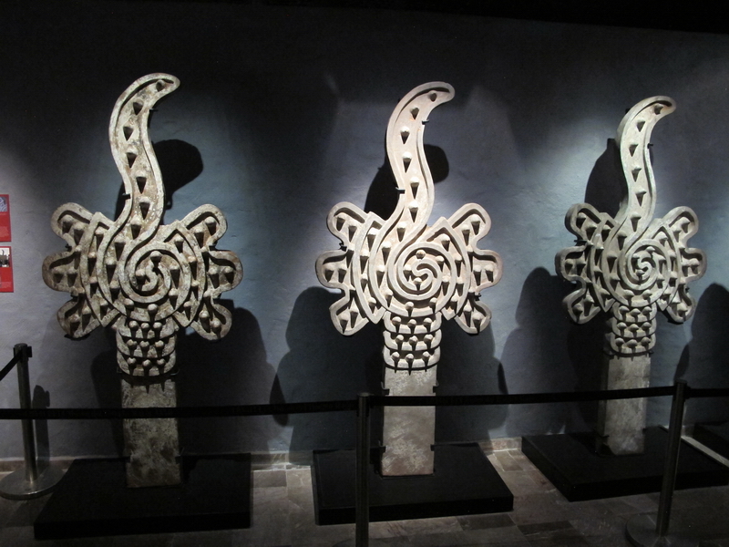 Almenas monumentales de cerámica representando caracoles partidos que remataban los adoratorios de los templos mexicas. Almenas monumentales de cerámica representando caracoles partidos que remataban los adoratorios de los templos mexicas.