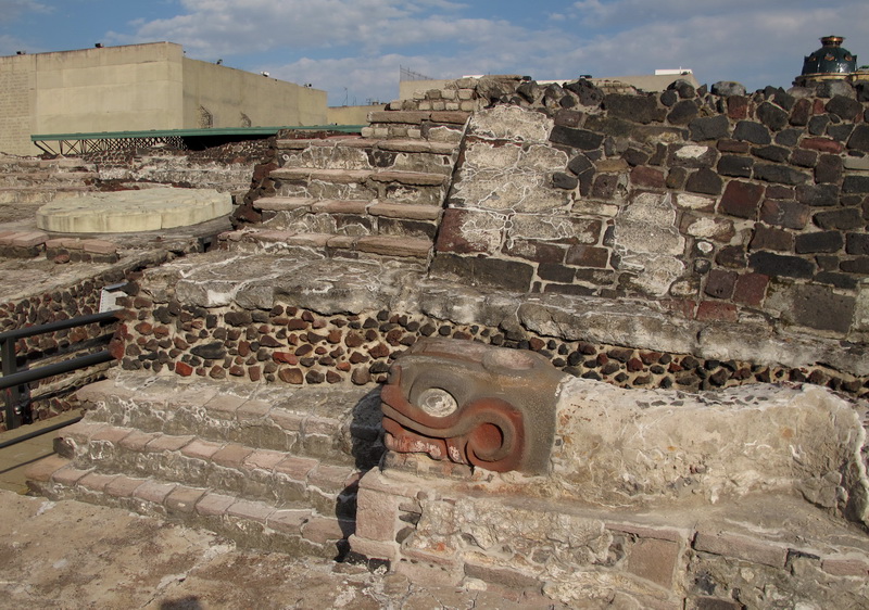 Base e inicio de una de las escalinatas del Templo Mayor y en la esquina izquierda la copia del monolito que representa a la diosa Coyolxhauqui ubicada donde se encontró la original. Base de una de las escalinatas del templo Mayor y en la esquina izquierda la copia del monolito que representa a la diosa Coyolxhauqui ubicada donde se encontró la original.