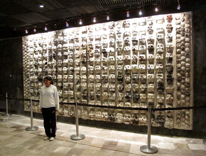 Tzompantli en el Museo del Templo Mayor Tzompantli en el Museo del Templo Mayor