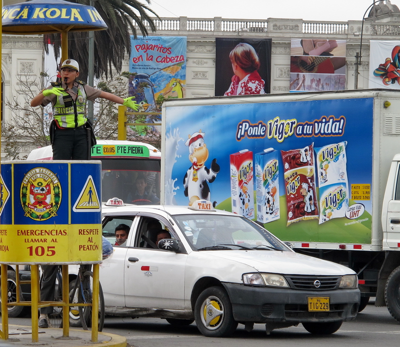 Intentando dirigir el caótico tráfico del centro de Lima Intentando dirigir el caótico tráfico del centro de Lima