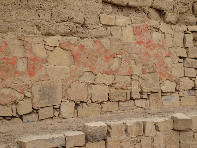 Restos de pintura en el Templo del Sol en Pachacamac Restos de pintura en el Templo del Sol en Pachacamac